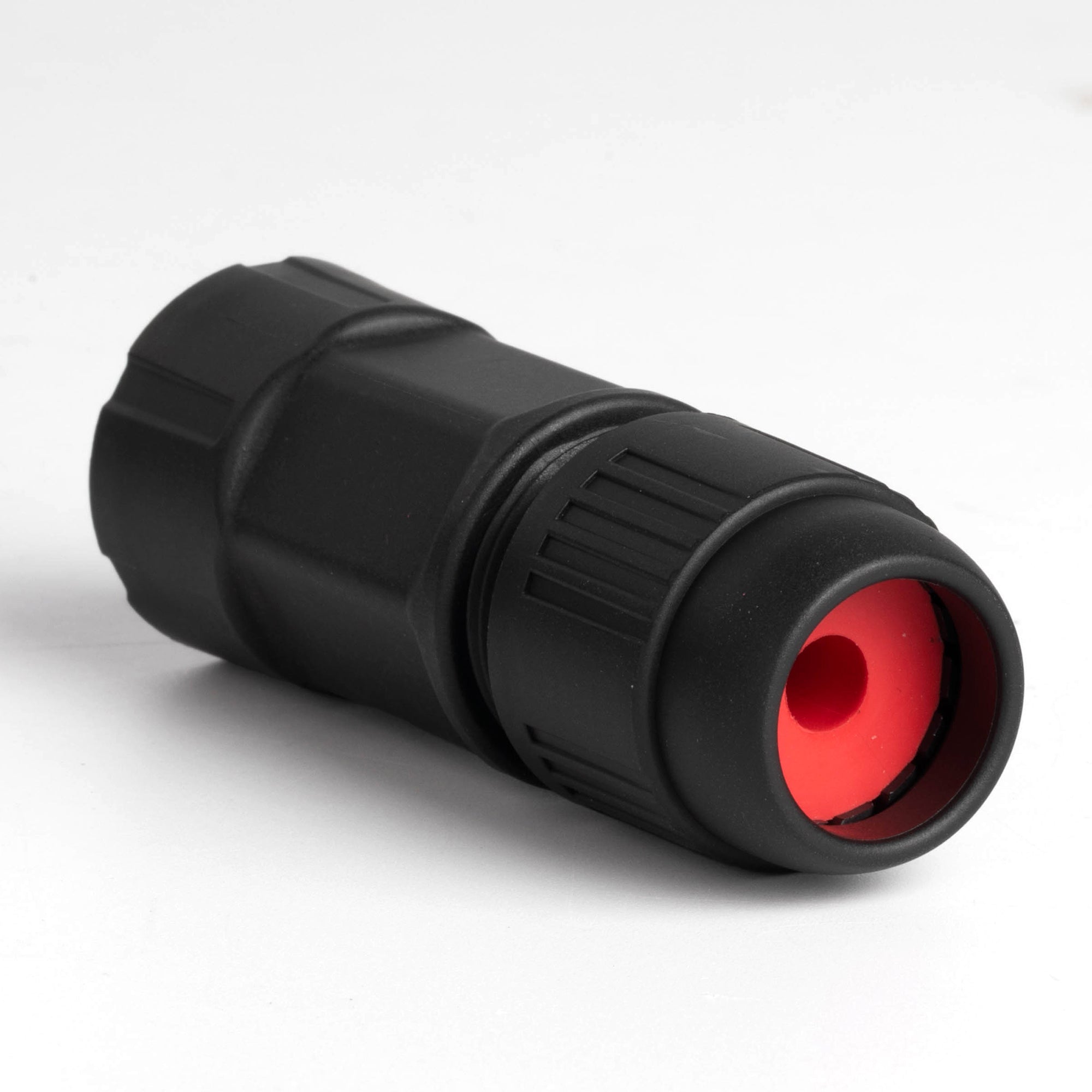 Heavy-Duty Removable End Caps for Both Plugs Prevent Oxidation and Debris on Critical Pins.