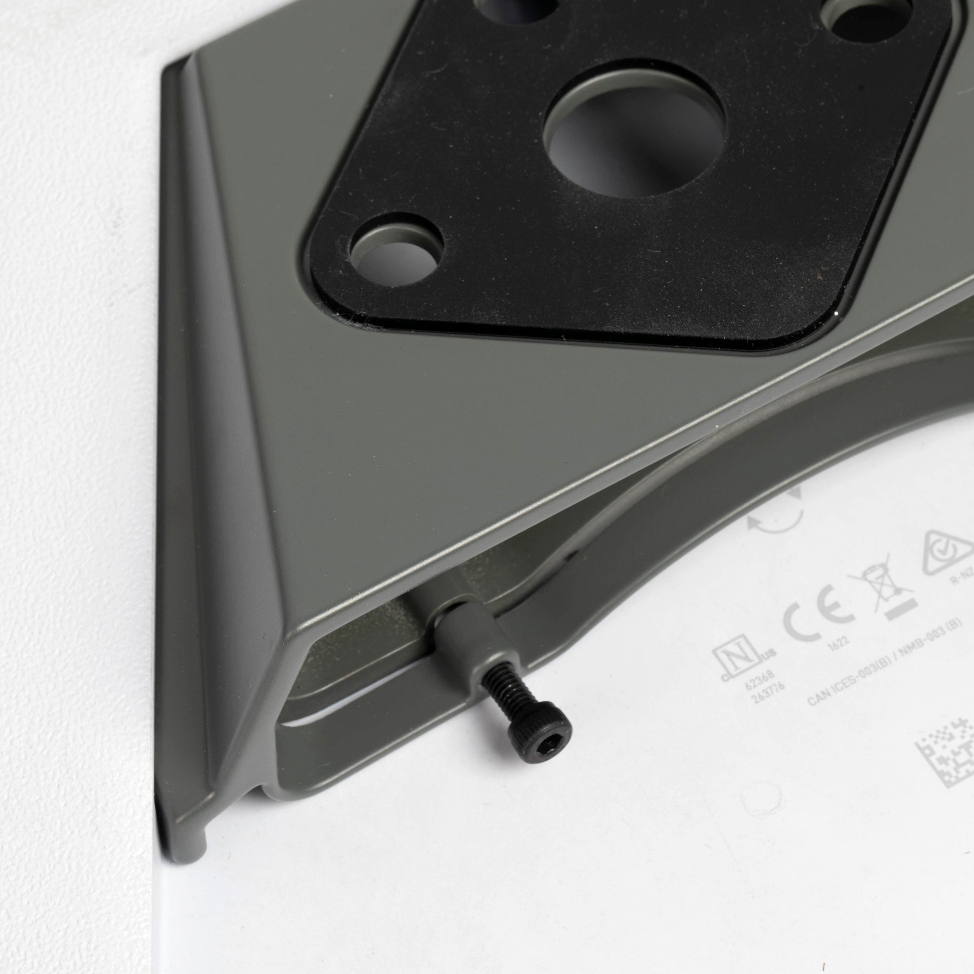 Fixed 8-Degree Tilt Optimizes Signal on the Move and Reduces Wind Drag for High-Speed Stability.