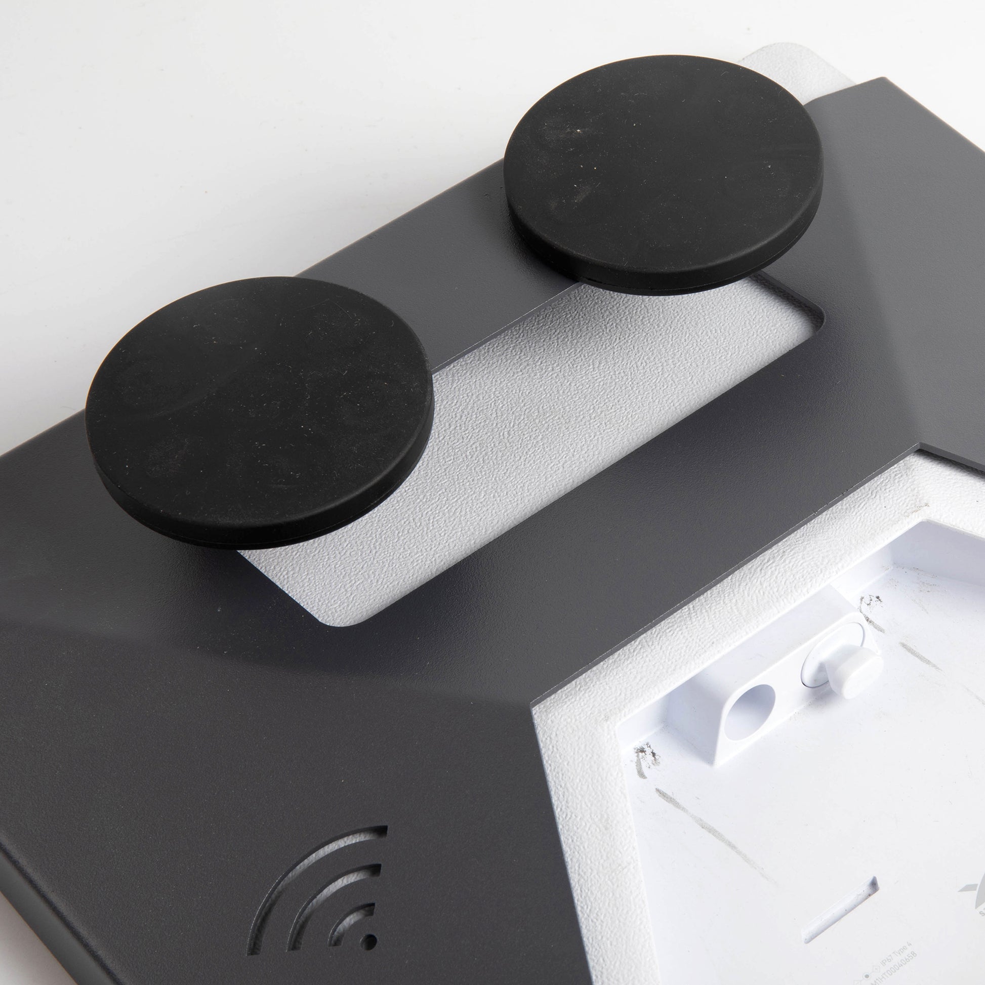 Full Enclosure Design and Magnetic System Firmly Secure Dish, Minimizing Slippage During Travel for Stable Connection.