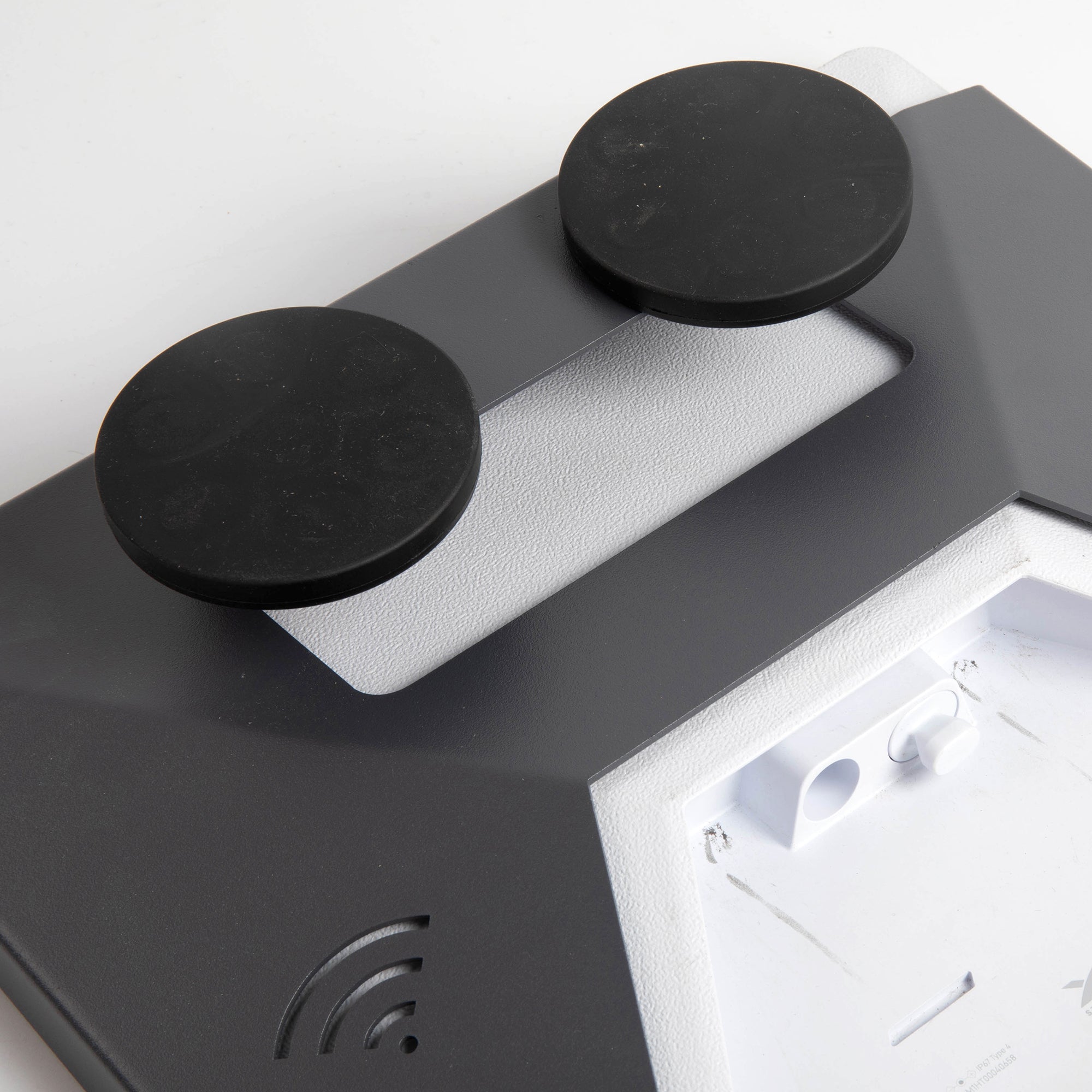 Full Enclosure Design and Magnetic System Firmly Secure Dish, Minimizing Slippage During Travel for Stable Connection.