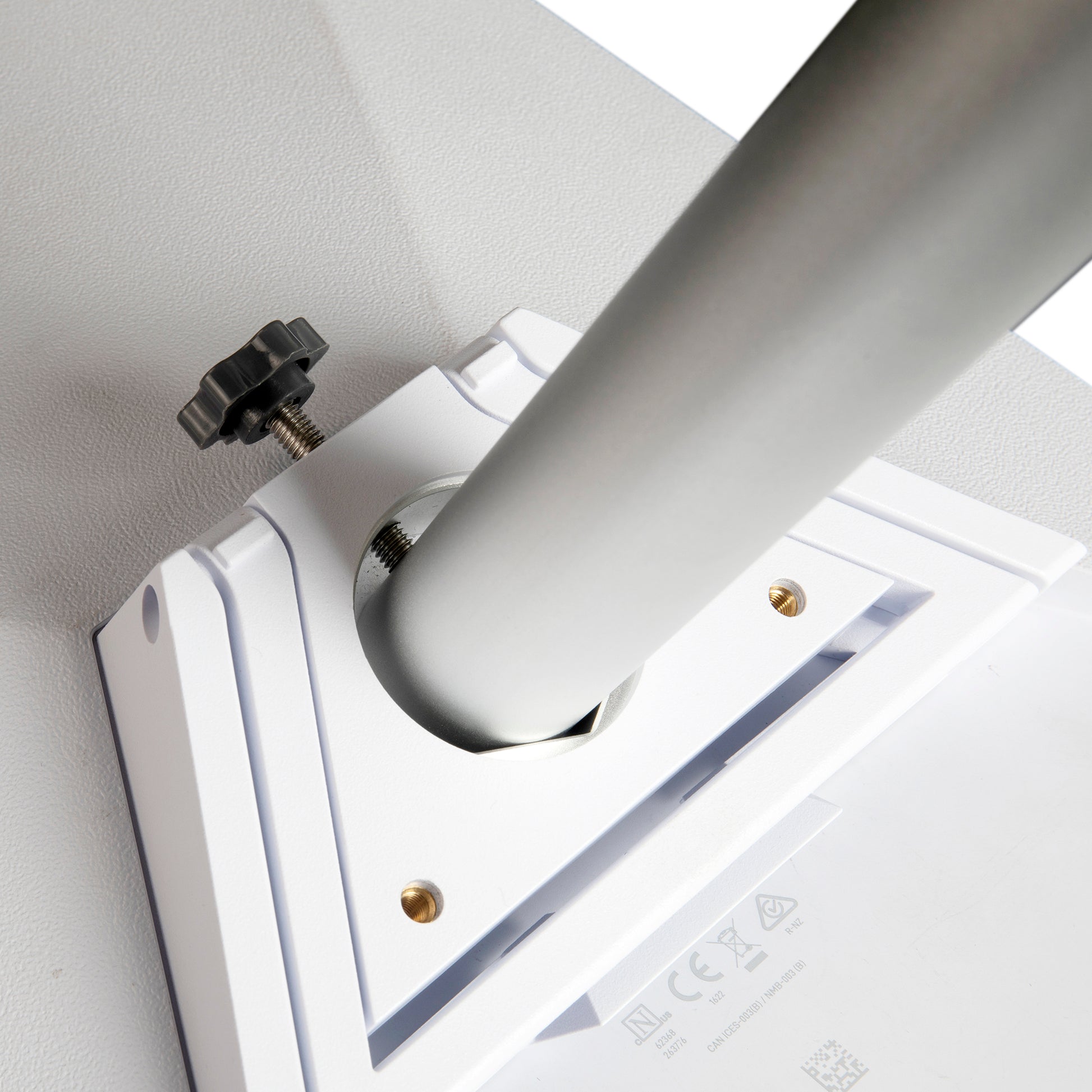 Tool-Free Quick Setup with Hex Key: Clamp onto Pole and Tighten Screw, No Drilling Required.